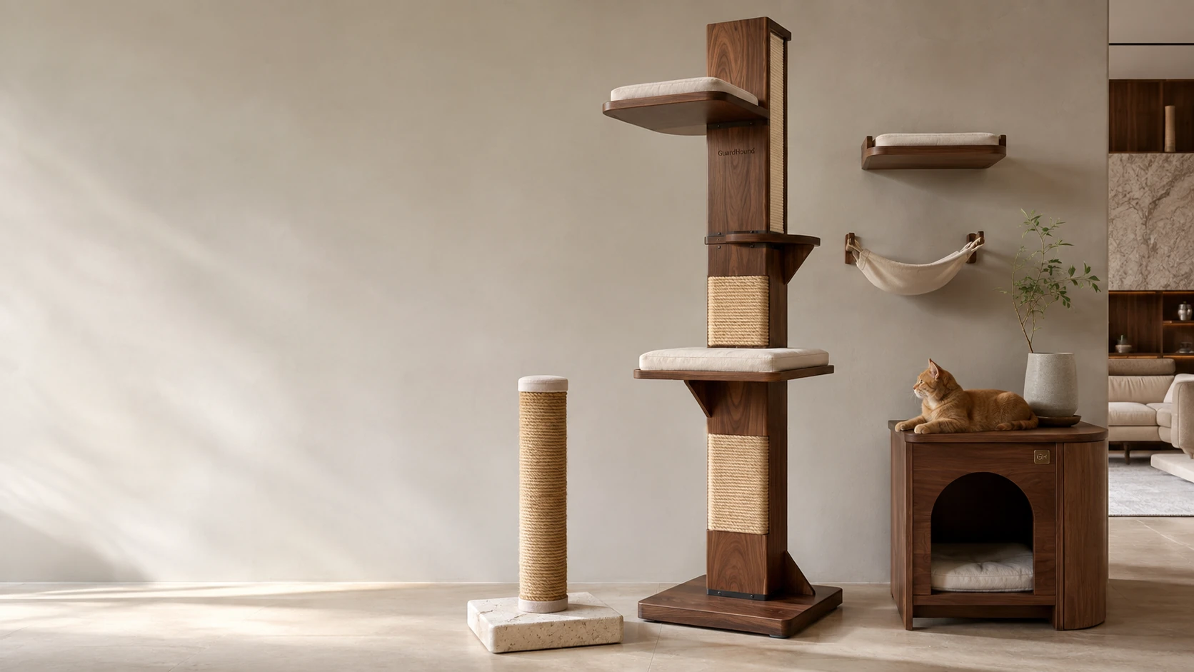 Die Katzenmöbel-Welt im modernen, dezent luxuriösen Wohnzimmer: Nussbaum-Kratzbaumturm, Sisal-Kratzstamm, Wandkletterplattform und Beistelltisch mit integrierter Katzenhöhle